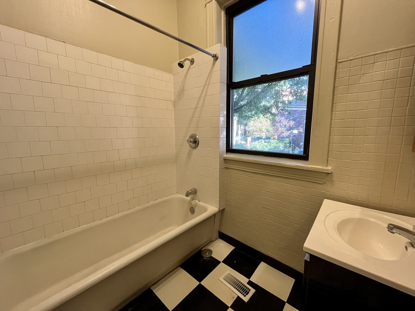 3765 North Kenmore Avenue, Unit 1W Chicago, IL 60613 - Photo 14 of 14