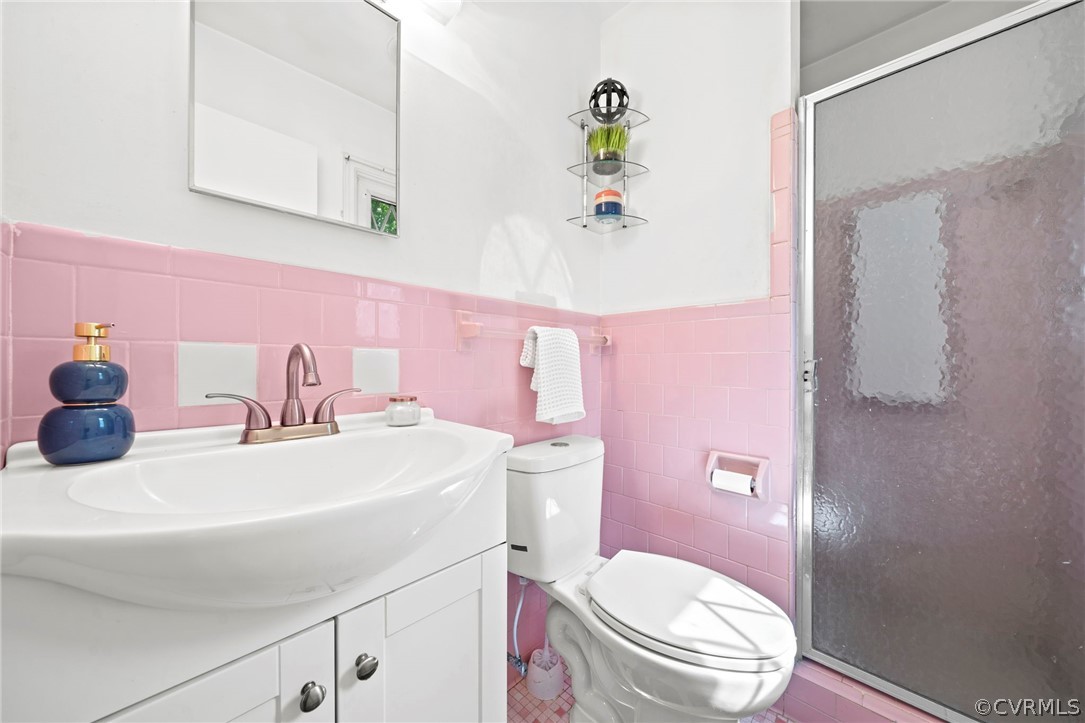 4001 Croatan Road Richmond, VA 23235 - Photo 14 of 25 a bathroom with a sink mirror vanity and toilet