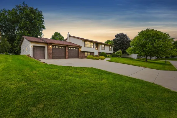 $349,900 | 851 Mockingbird Court, Geneseo, IL 61254