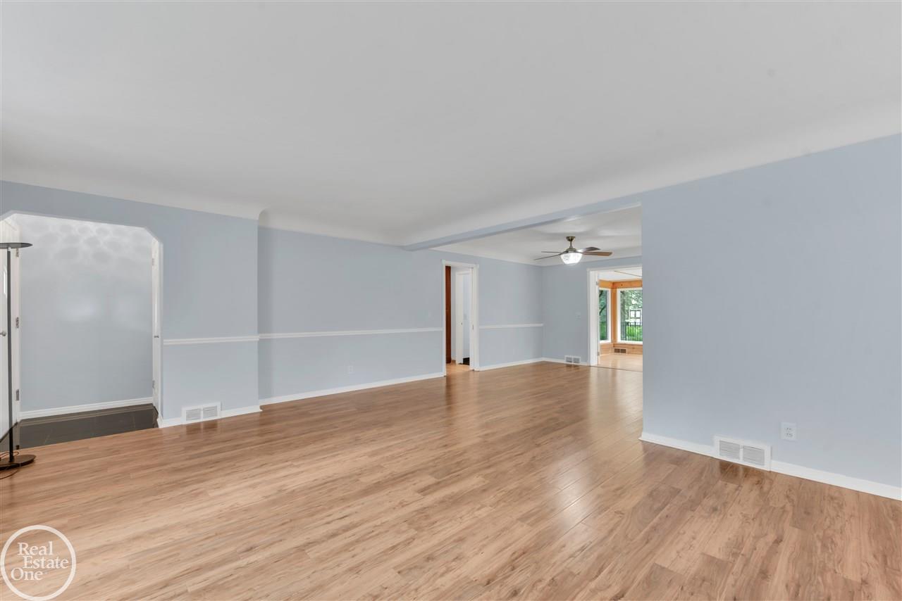860 Shoreham Road Grosse Pointe, MI 48236 - Photo 5 of 43 50016432-4.JPG