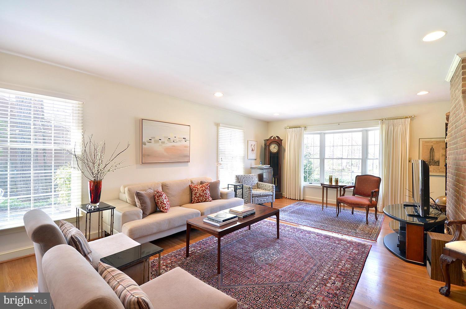 6700 Pawtucket Road Bethesda, MD 20817 - Photo 14 of 30 Living Room