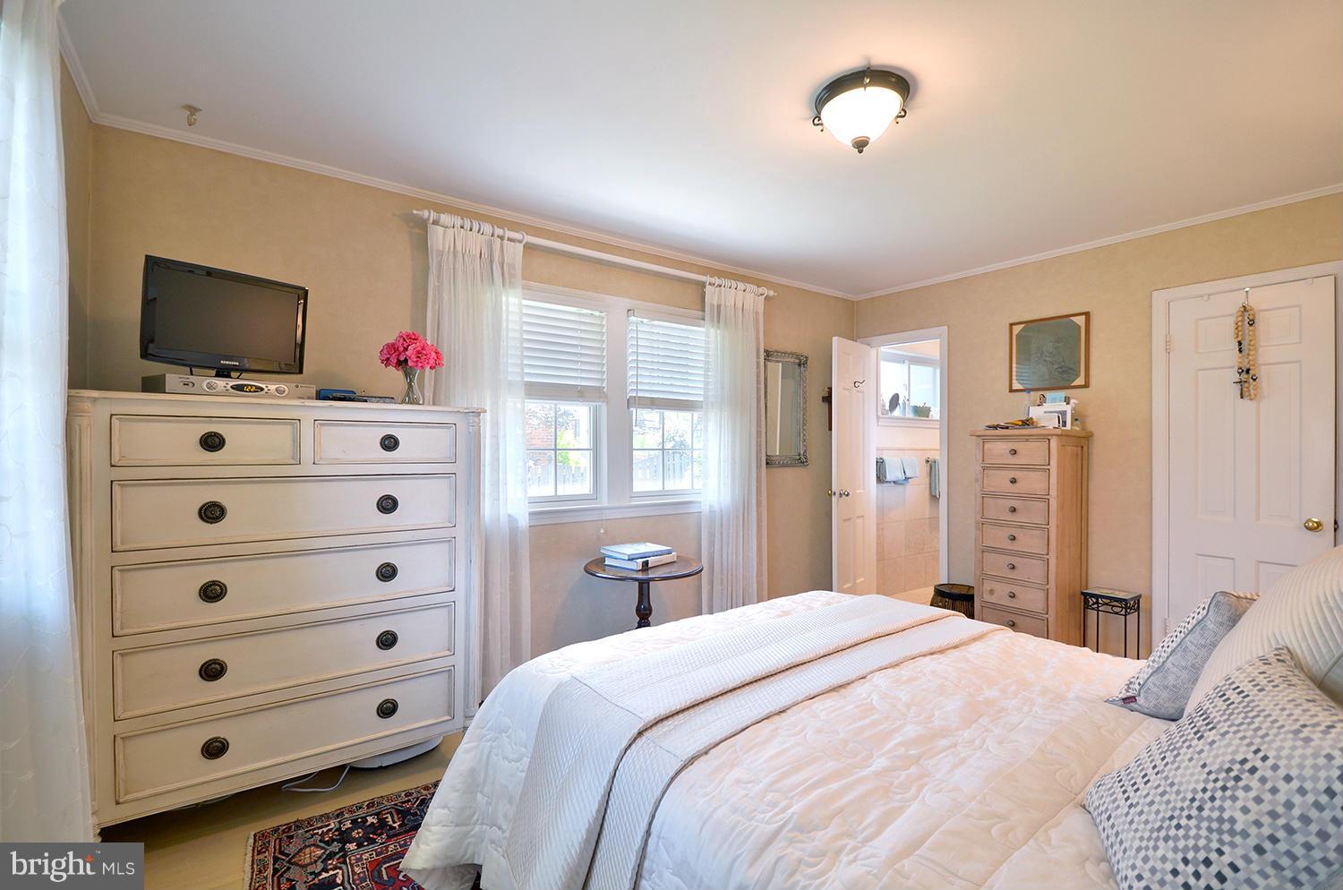 6700 Pawtucket Road Bethesda, MD 20817 - Photo 21 of 30 Bedroom (Master)