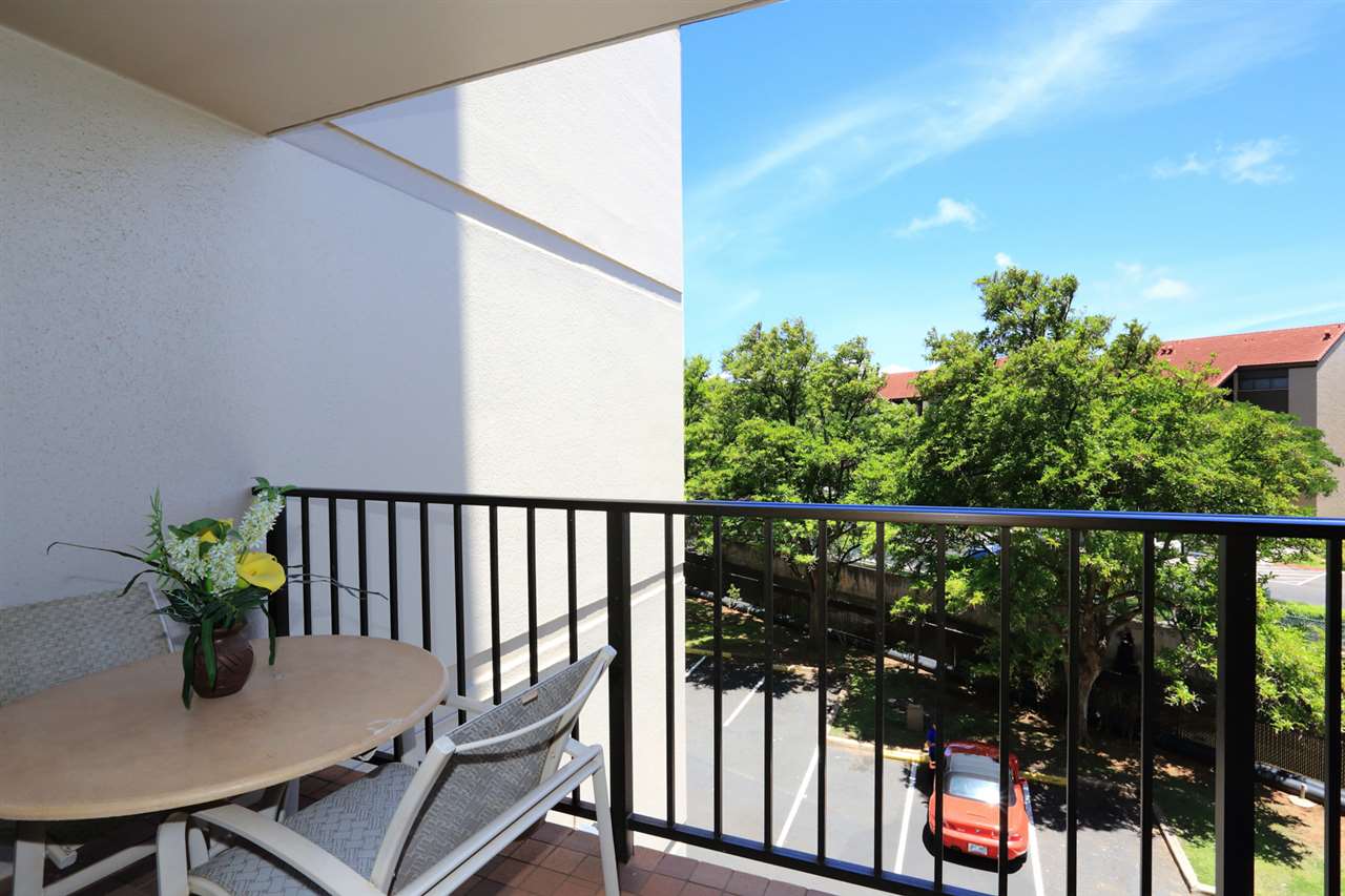 3445 Lower Honoapiilani Road, Unit 336 Lahaina, HI 96761 - Photo 8 of 22 a view of a balcony with chairs