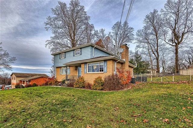 a view of a house with a yard