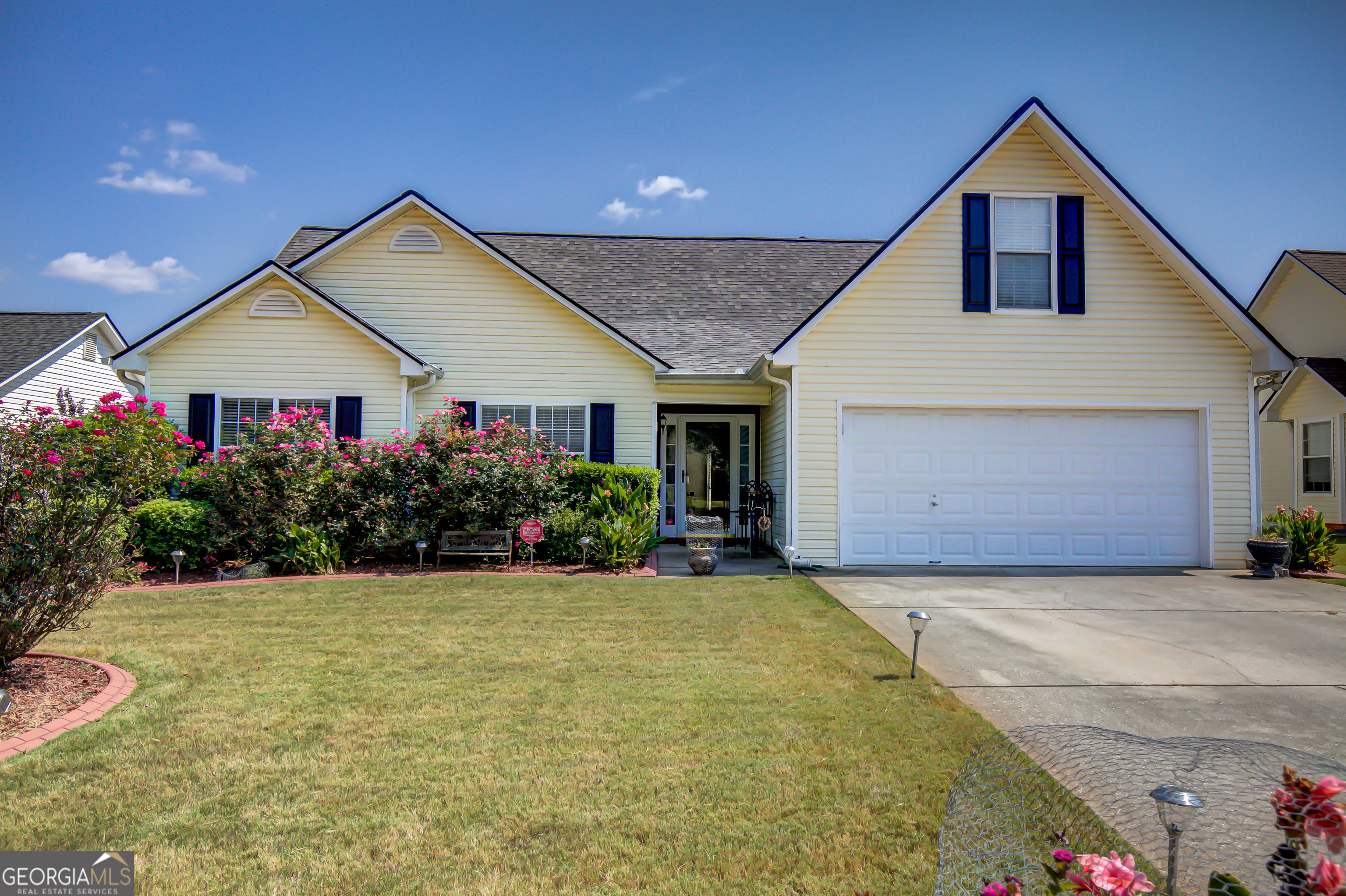 a view of a house with backyard and garden