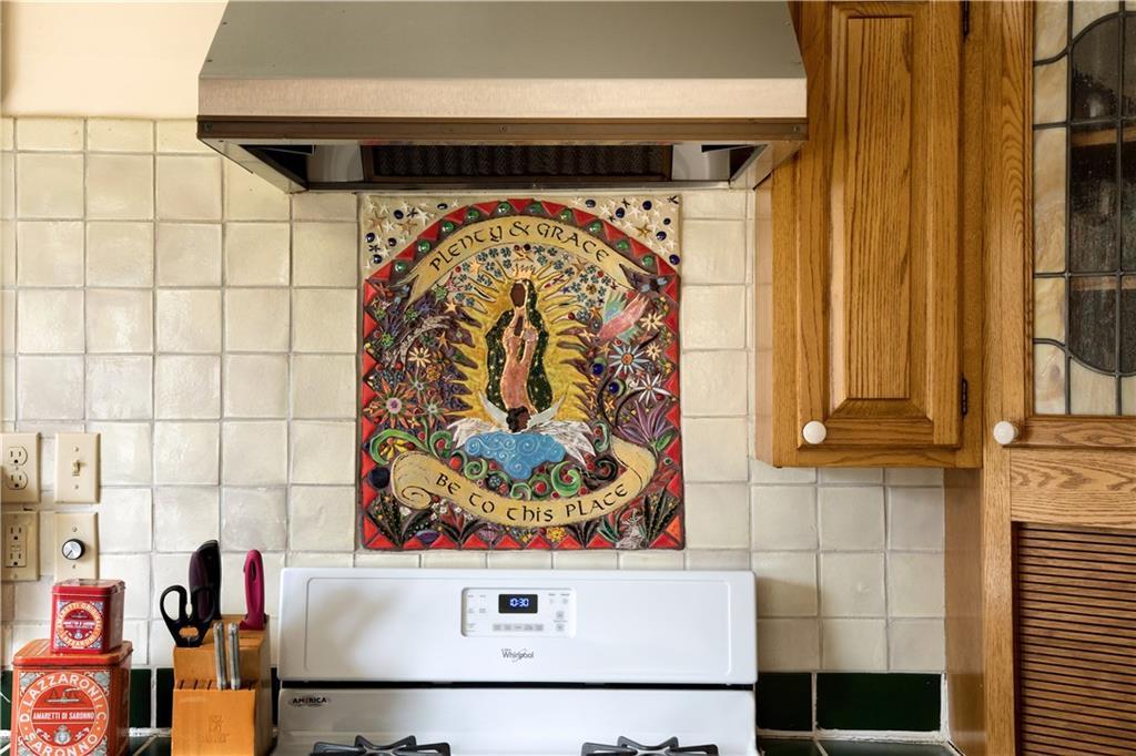 68 Boulder Hill Road Tenants Harbor, ME 04860 - Photo 4 of 29 Beautiful mosaic above gas - range.