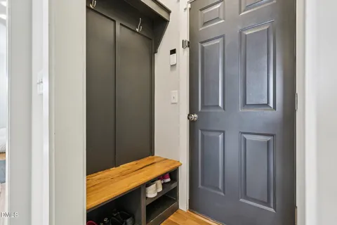 a en suite bathroom with a double vanity sink and mirror