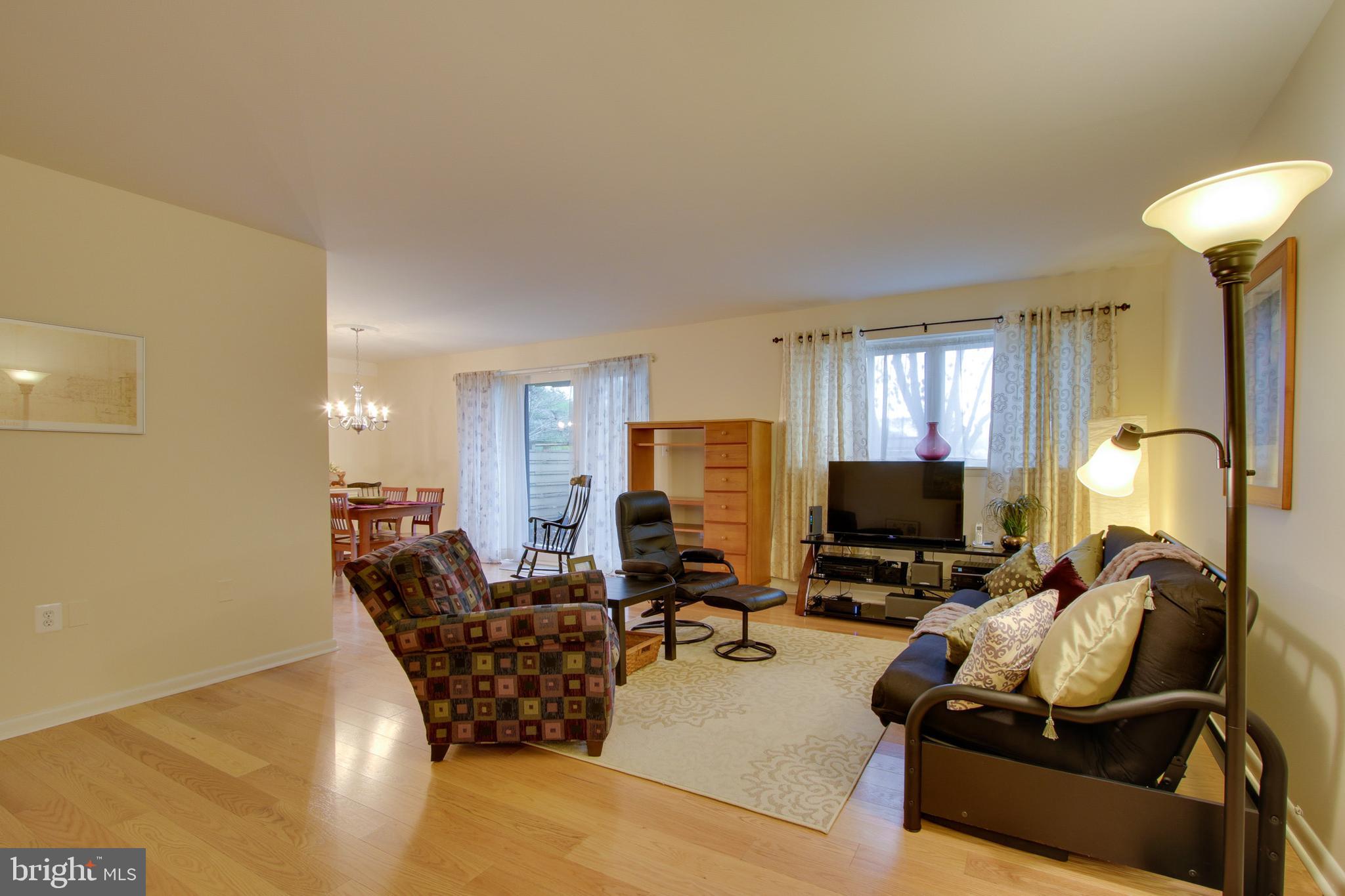 5 Hamill Road, Unit 5B Baltimore, MD 21210 - Photo 2 of 27 Spacious, updated and bright first floor unit!