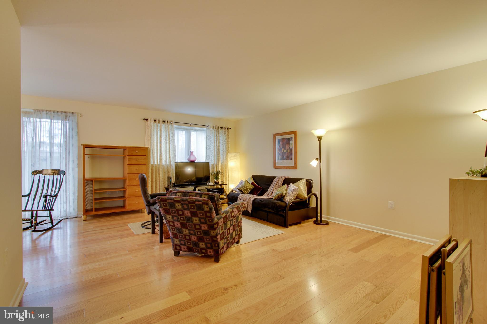 5 Hamill Road, Unit 5B Baltimore, MD 21210 - Photo 3 of 27 Spacious living room!