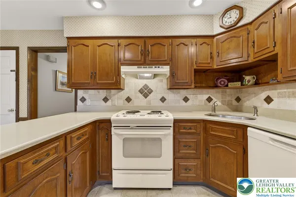 $524,900 | 5292 Hanover Drive, Lower Macungie Township, PA 18106