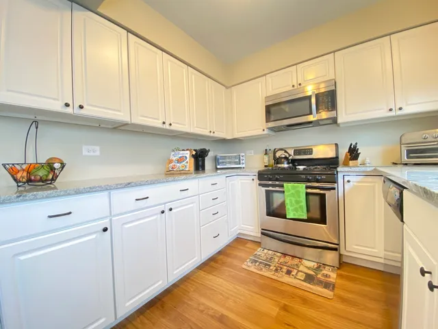 $2,400 | 1949 Governors Lane, Hoffman Estates, IL 60169