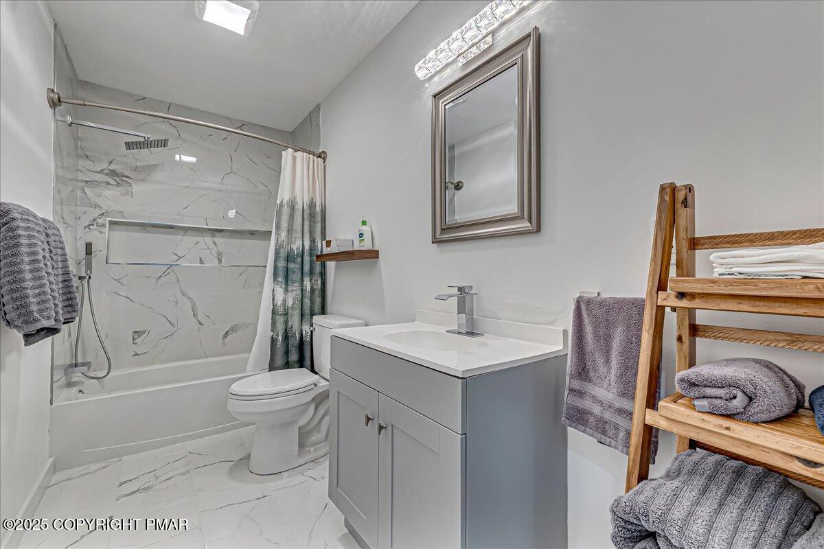 104 Schoonover Court Bushkill, PA 18324 - Photo 11 of 24 10-Photo Sep 16 2025, 8 33 31 AM (1)