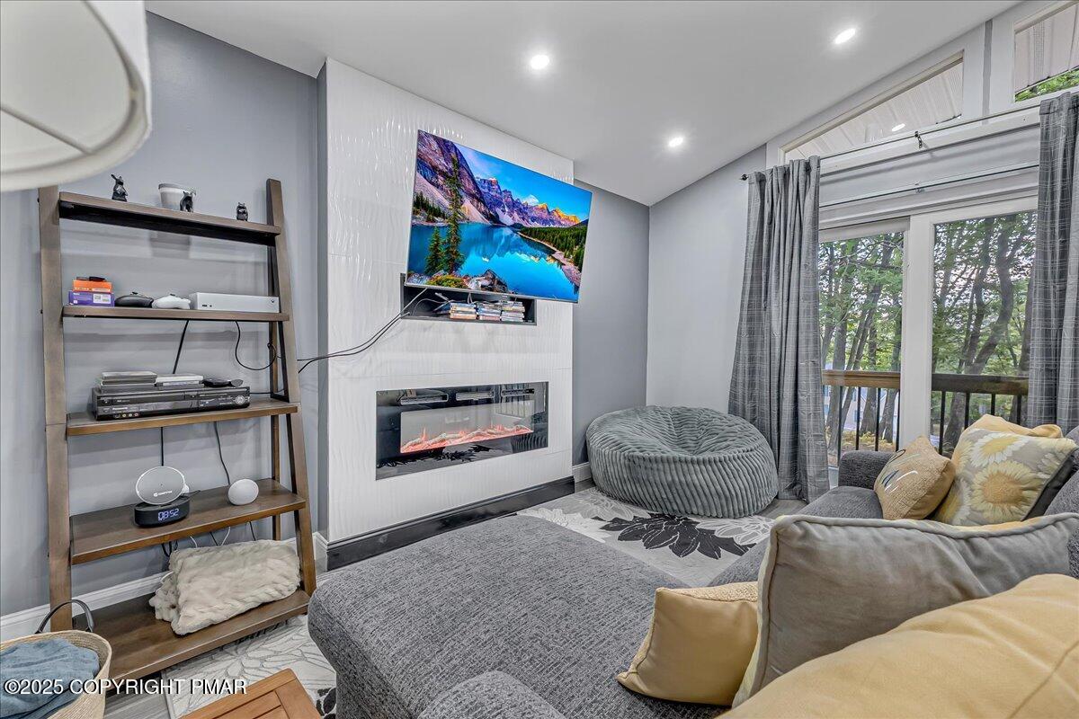 104 Schoonover Court Bushkill, PA 18324 - Photo 9 of 24 12-Photo Sep 16 2025, 8 30 45 AM (1)