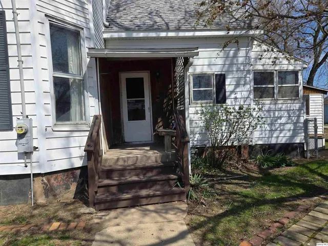 $99,000 | 517 West 6th Street, Beardstown, IL 62618