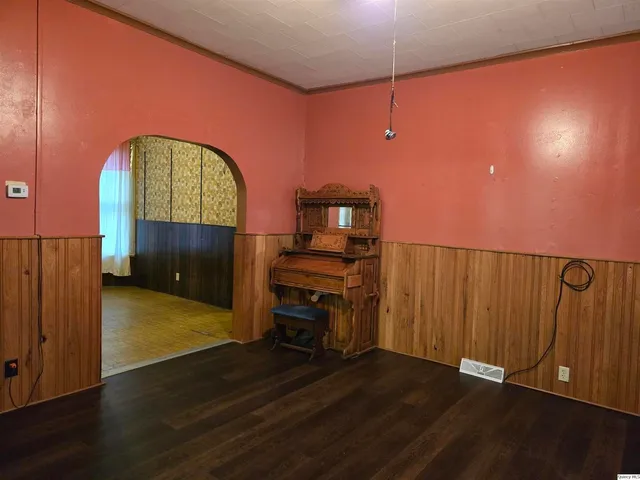 $99,000 | 517 West 6th Street, Beardstown, IL 62618