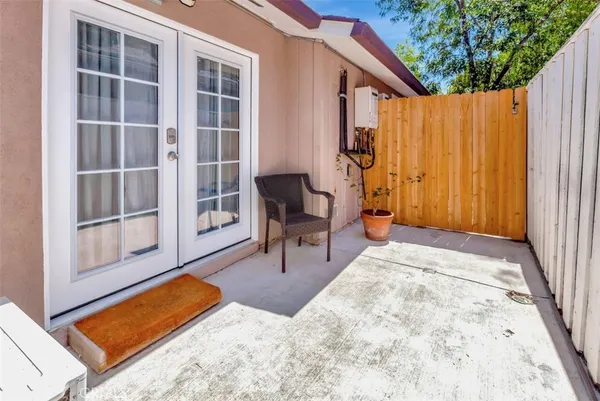 $1,450 | 24017 Sylvan Street, Woodland Hills, CA 91367