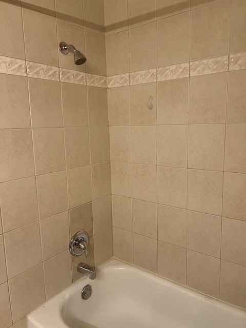 508 Creighton Lane Schaumburg, IL 60193 - Photo 17 of 22 a bathroom with a shower and a bathtub