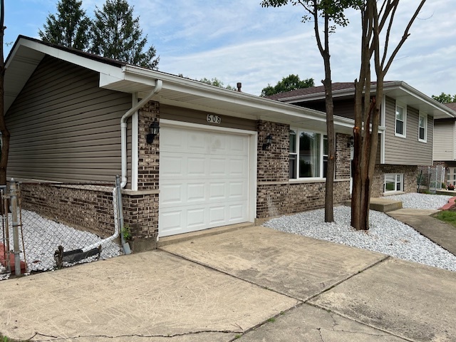 508 Creighton Lane Schaumburg, IL 60193 - Photo 3 of 22 a view of a white house with a large tree