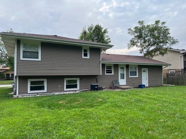 508 Creighton Lane Schaumburg, IL 60193 - Photo 4 of 22 a front view of a house with a garden
