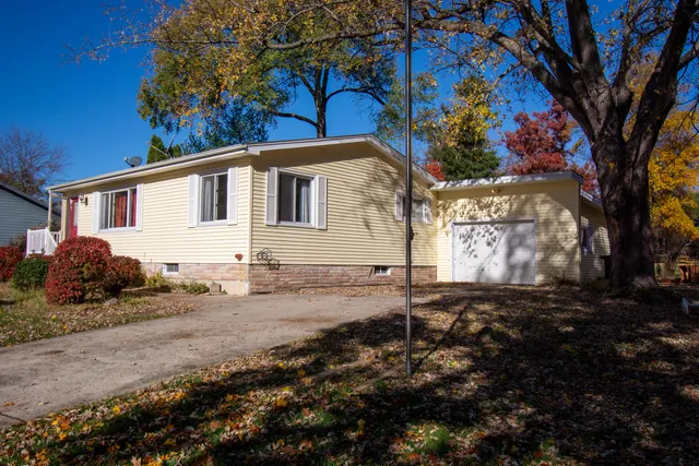 $295,000 | W3796 Lakeview Drive, Geneva, WI 53147