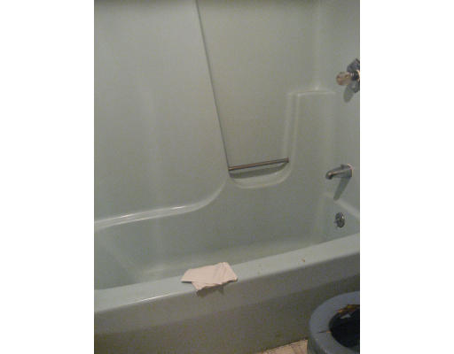 29-31 Richelieu Street Springfield, MA 01105 - Photo 3 of 3 a bathroom with a bathtub