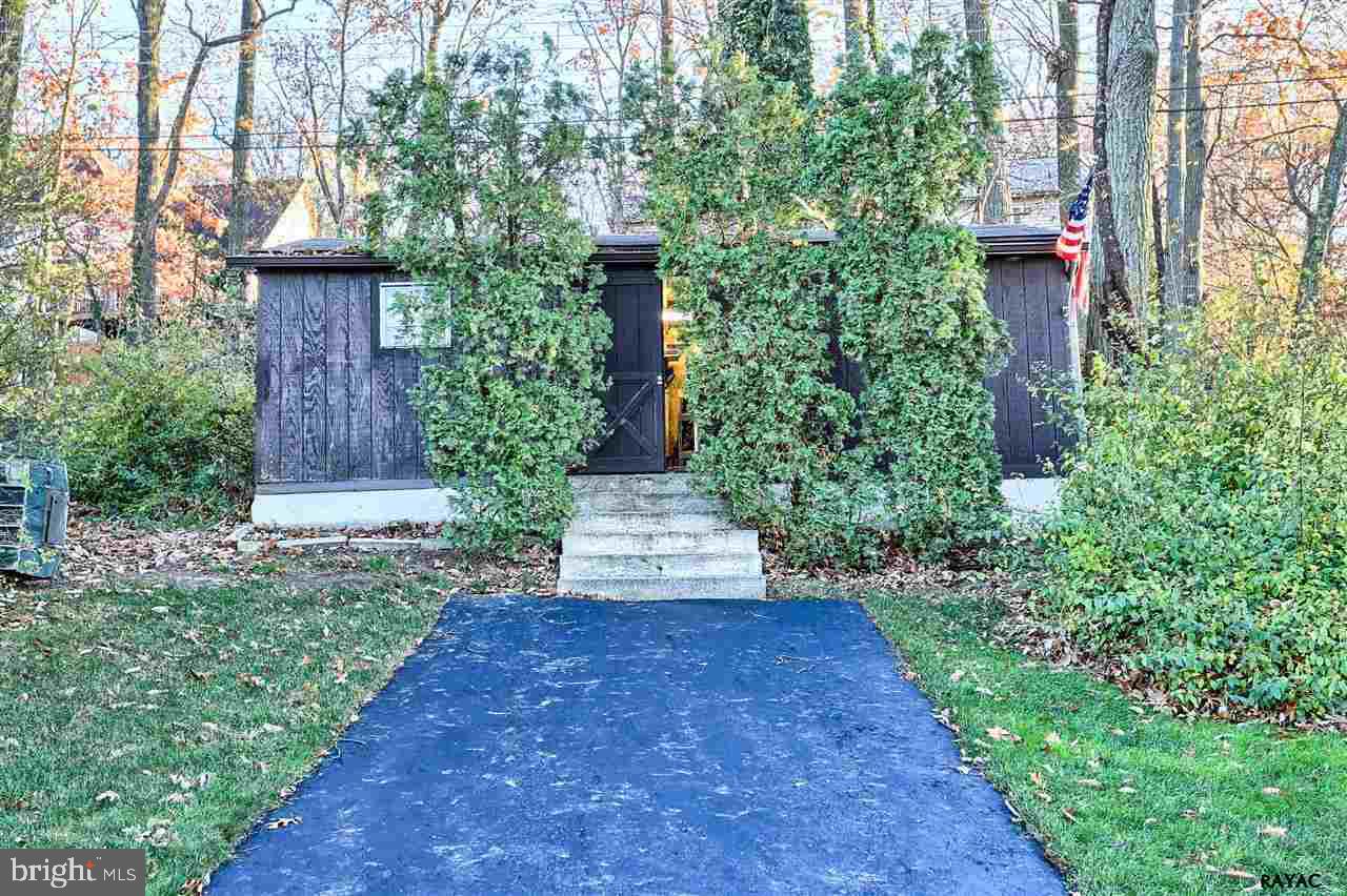 590 Hammond Road York, PA 17406 - Photo 3 of 32 Gallery Image 3