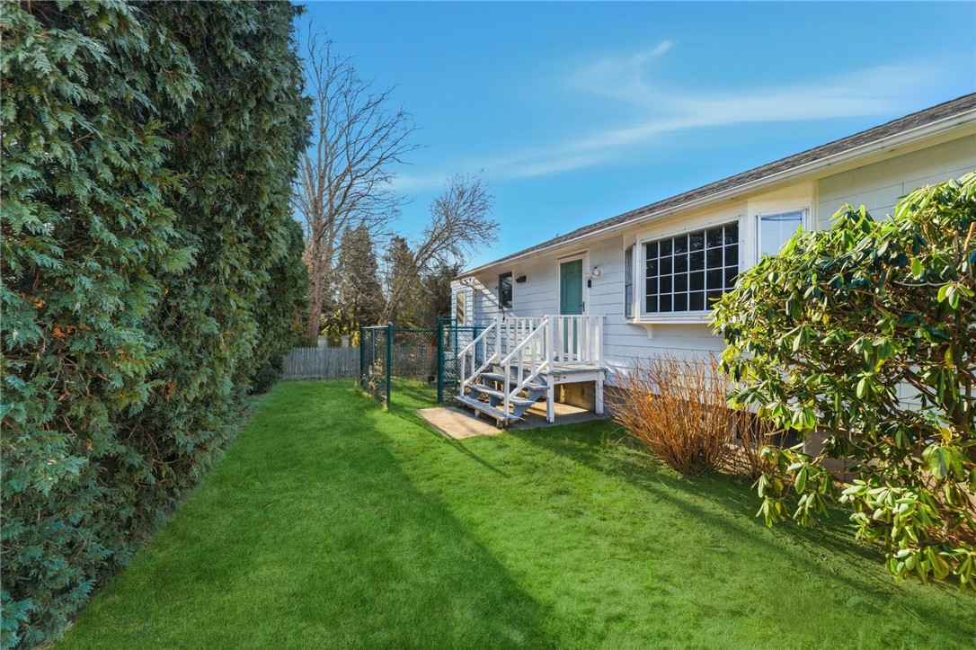 382 Beavertail Road Jamestown, RI 02835 - Photo 2 of 31 Private front yard