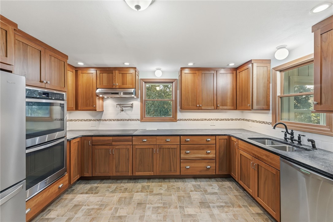 382 Beavertail Road Jamestown, RI 02835 - Photo 9 of 31 New in 2015