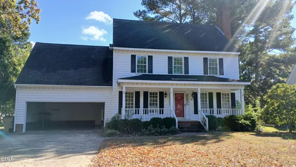 a view of house with a yard