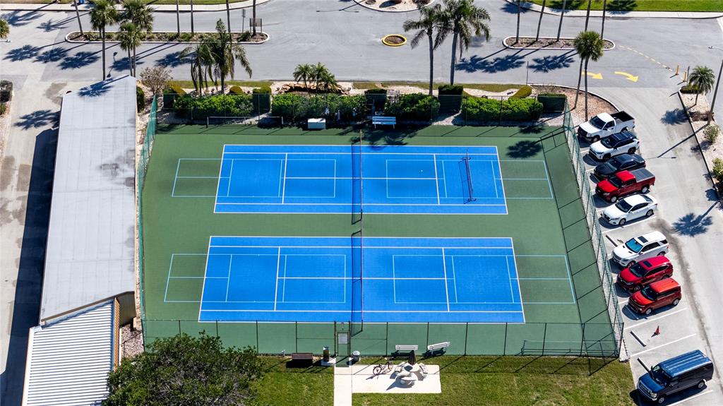 642 Boca Ciega Point Boulevard South St. Petersburg, FL 33708 - Photo 50 of 54 a view of a backyard