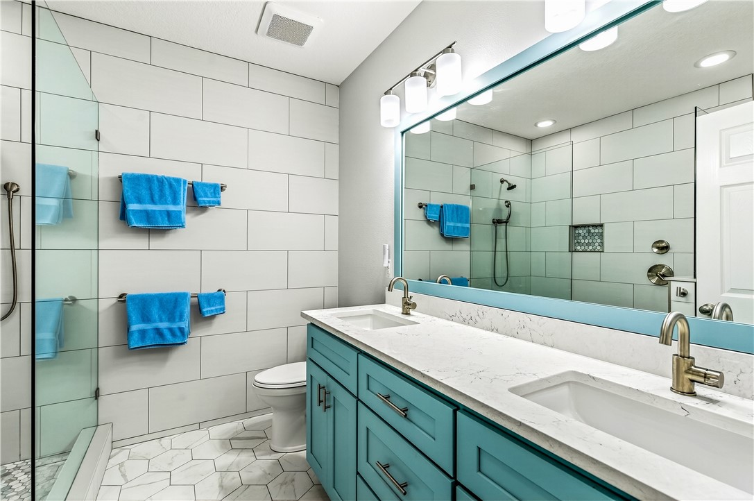 535 Valencia Circle Southwest Vero Beach, FL 32968 - Photo 20 of 36 a bathroom with a sink a toilet and shower