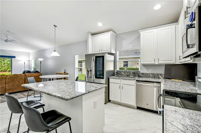 $400,000 | 535 Valencia Circle Southwest, Vero Beach, FL 32968