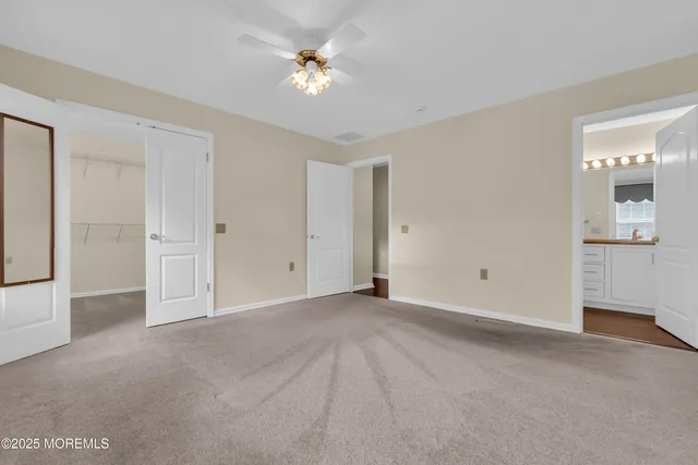a view of empty room with a ceiling fan