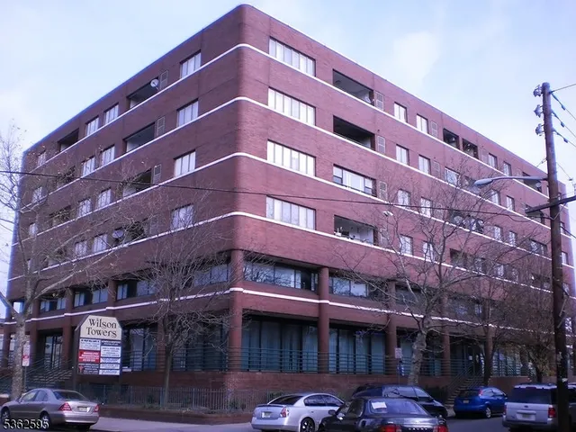 a large building with a lot of cars parked