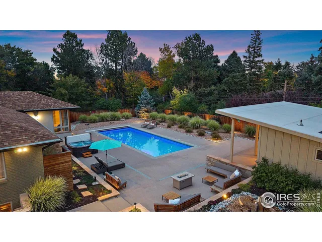 a picture of a tennis court