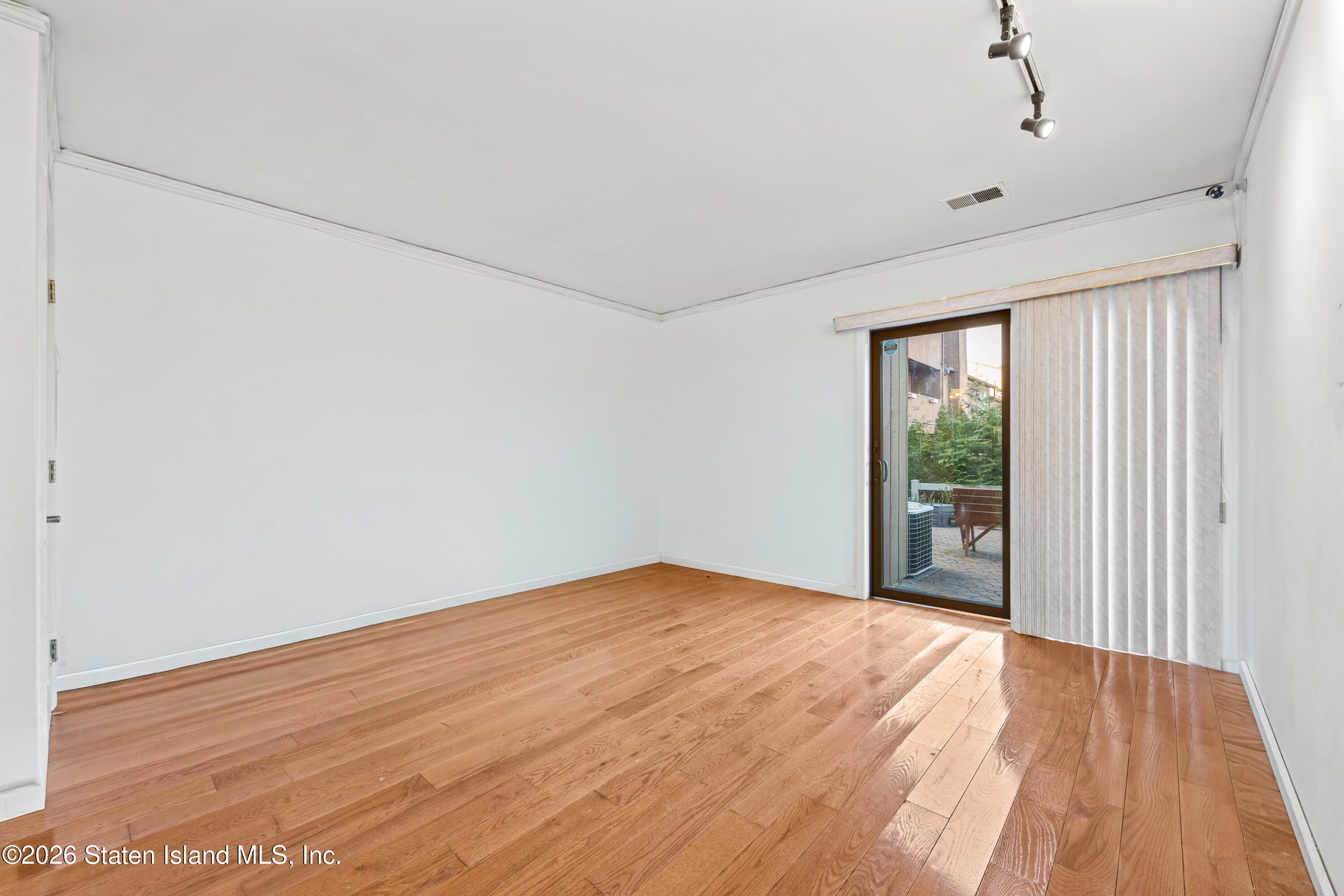 911 West Fingerboard Road Staten Island, NY 10304 - Photo 5 of 30 5