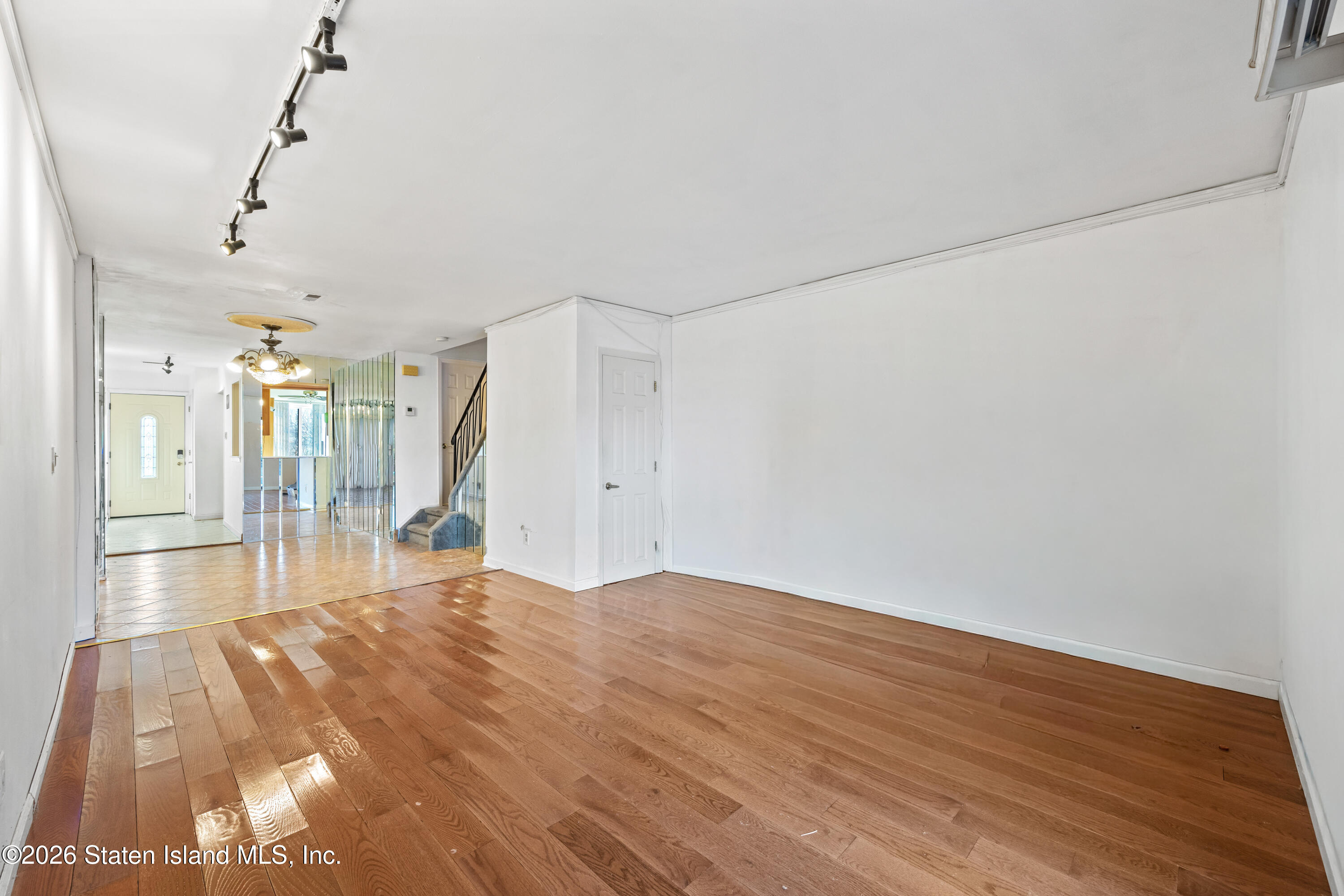 911 West Fingerboard Road Staten Island, NY 10304 - Photo 6 of 30 6