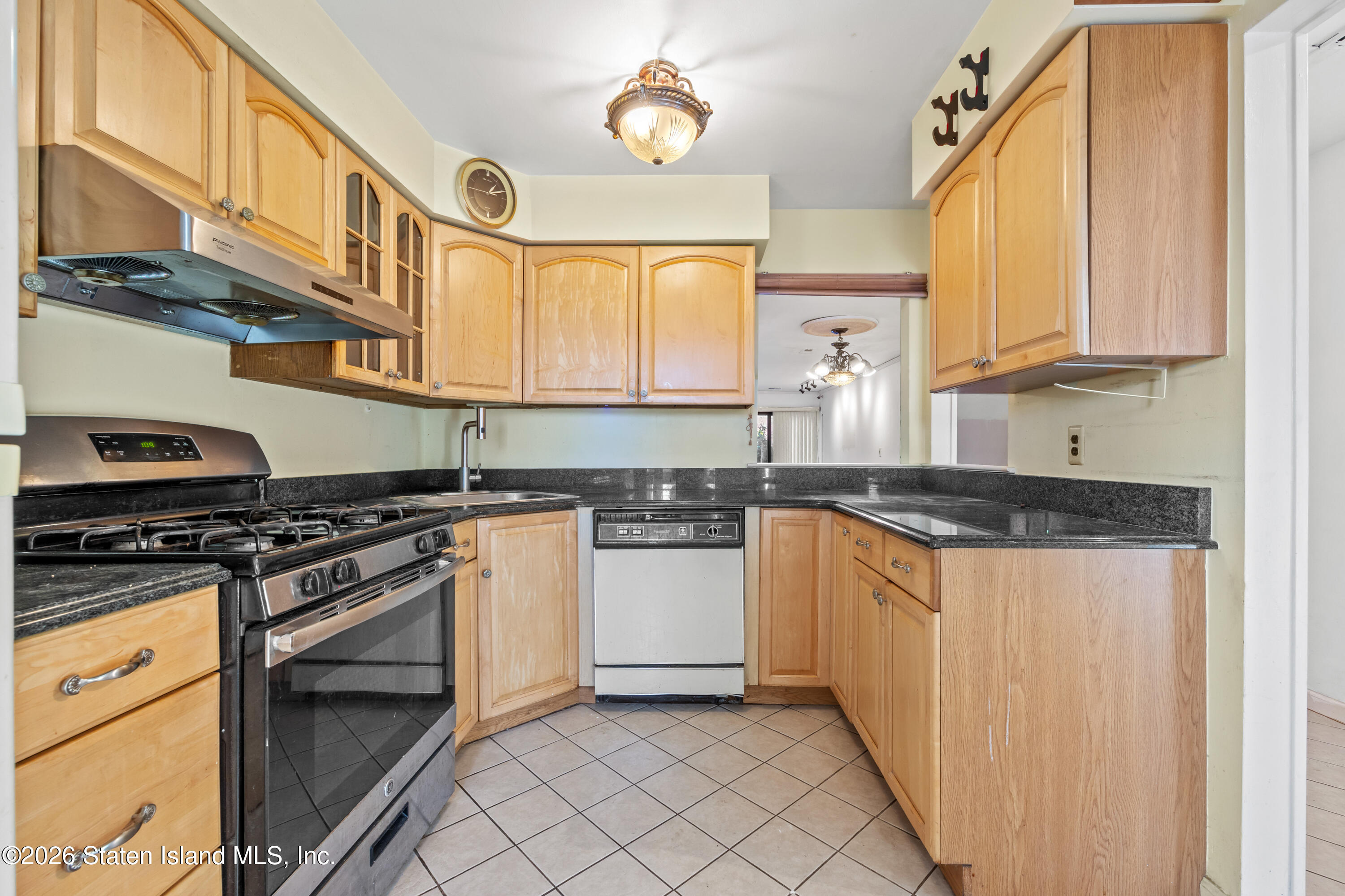 911 West Fingerboard Road Staten Island, NY 10304 - Photo 8 of 30 8