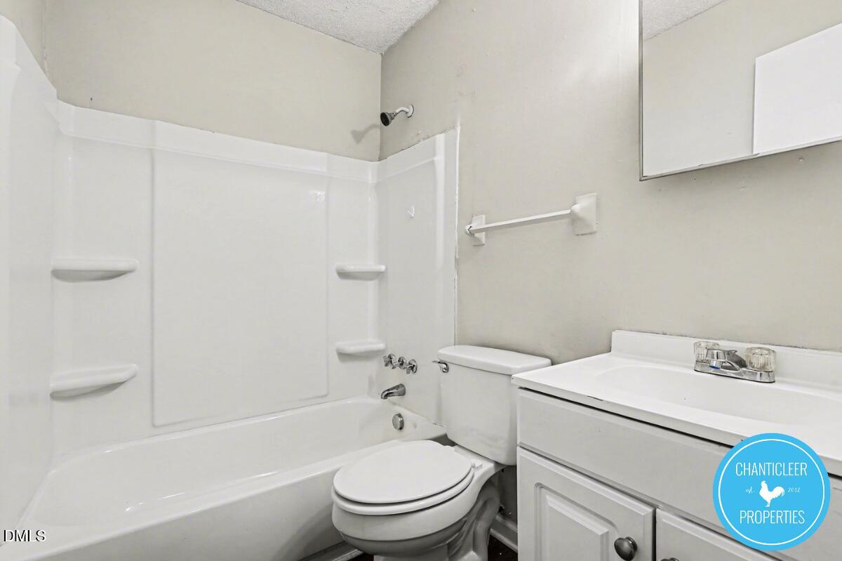 115 Florence Street, Unit 13 Graham, NC 27253 - Photo 15 of 29 a bathroom with a sink a toilet and a bathtub