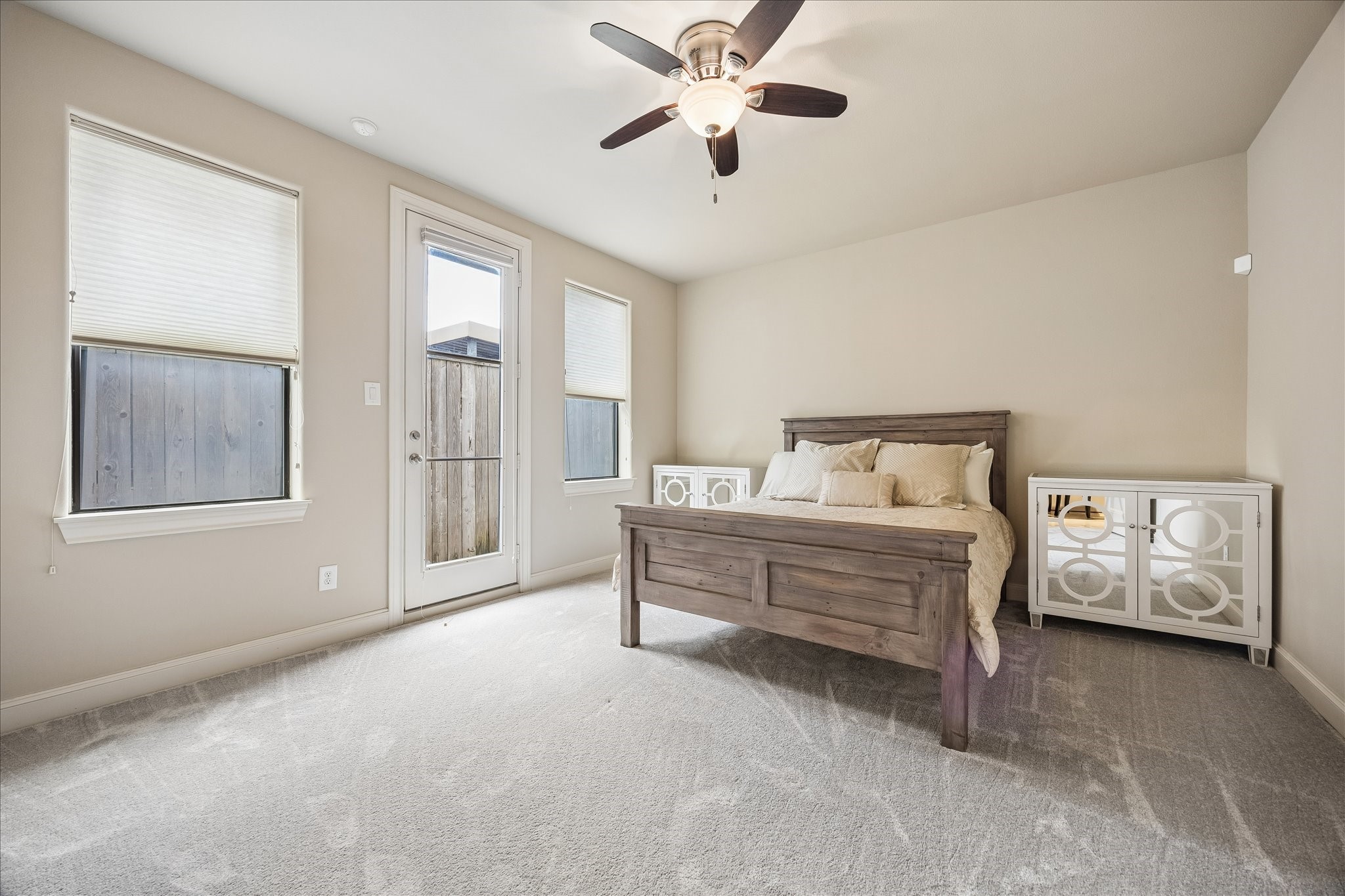 5708 Kansas Street, Unit B Houston, TX 77007 - Photo 16 of 20 Large secondary bedroom on the first floor of the home opens to the back deck