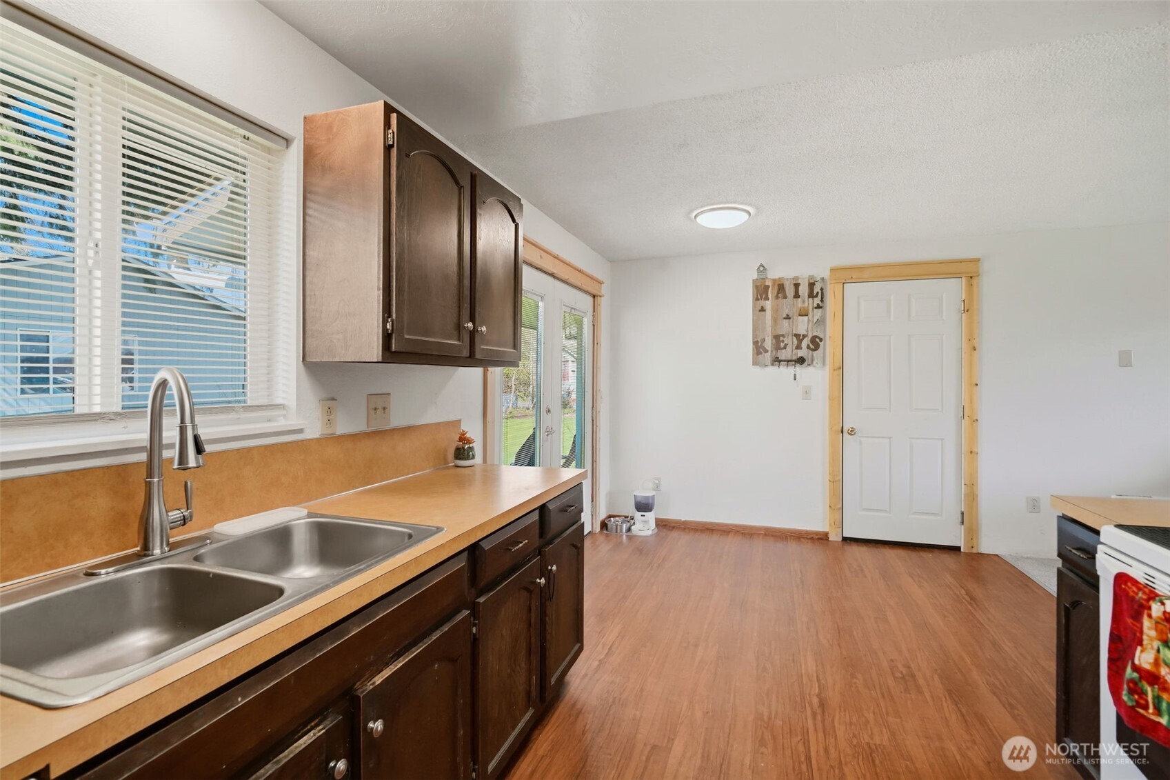 209 West Scott Street Aberdeen, WA 98520 - Photo 11 of 26 a kitchen that has a sink and a stove in it