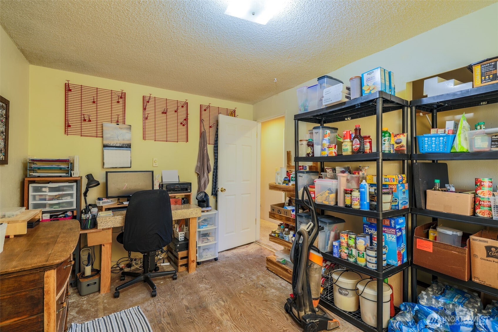 209 West Scott Street Aberdeen, WA 98520 - Photo 13 of 16 a workspace with furniture