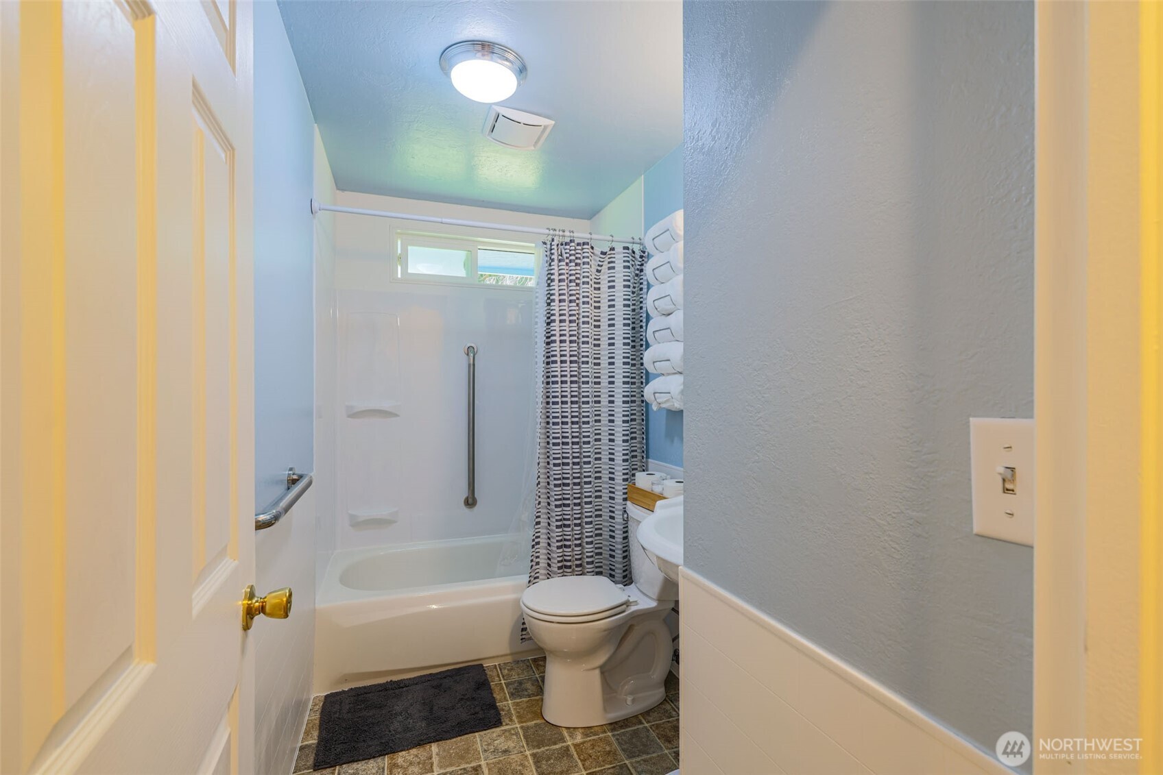209 West Scott Street Aberdeen, WA 98520 - Photo 14 of 16 a bathroom with a toilet and a bathtub