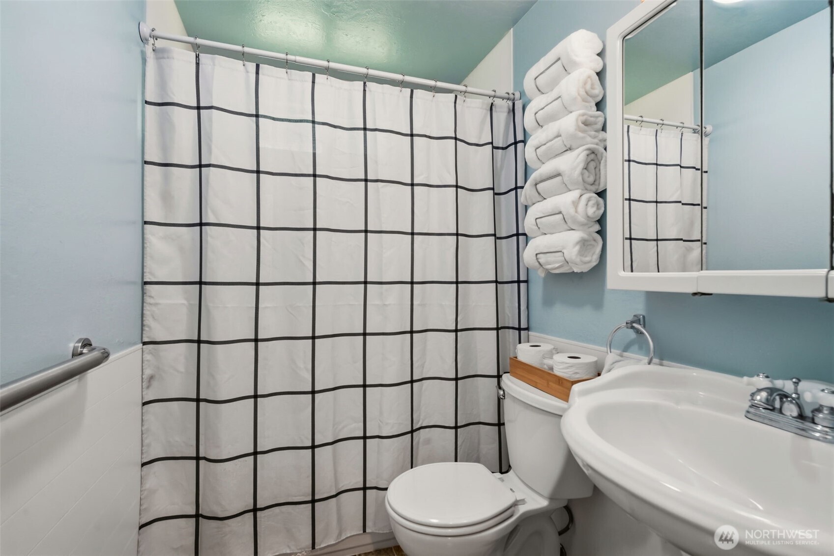209 West Scott Street Aberdeen, WA 98520 - Photo 18 of 26 a bathroom with a sink toilet and shower