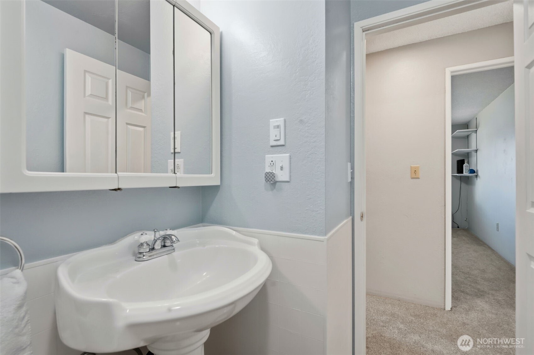 209 West Scott Street Aberdeen, WA 98520 - Photo 19 of 26 a bathroom with a sink and a mirror