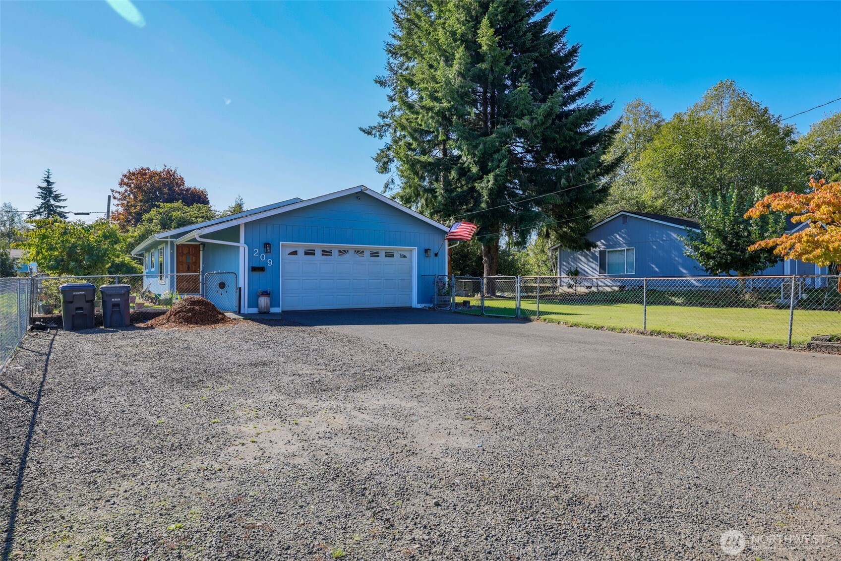 209 West Scott Street Aberdeen, WA 98520 - Photo 2 of 16 a house view with a garden space