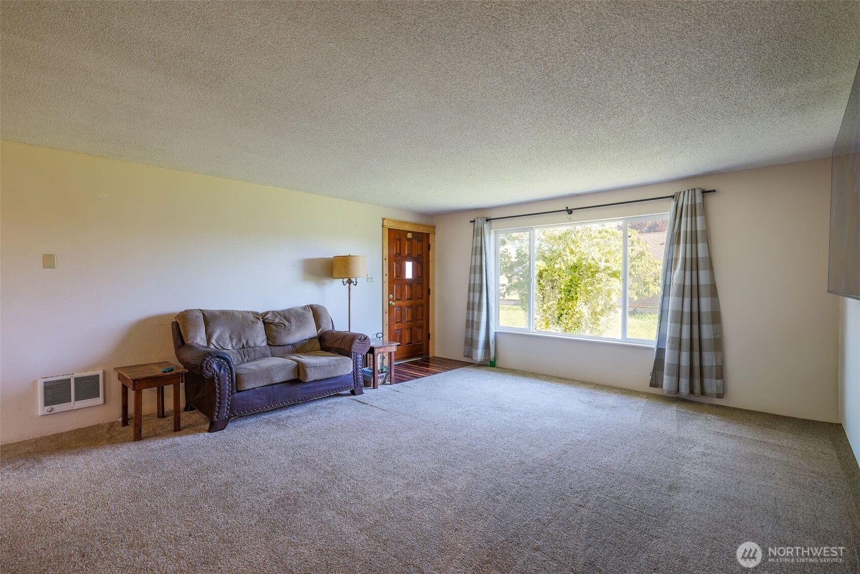 209 West Scott Street Aberdeen, WA 98520 - Photo 5 of 16 a living room with furniture and a window