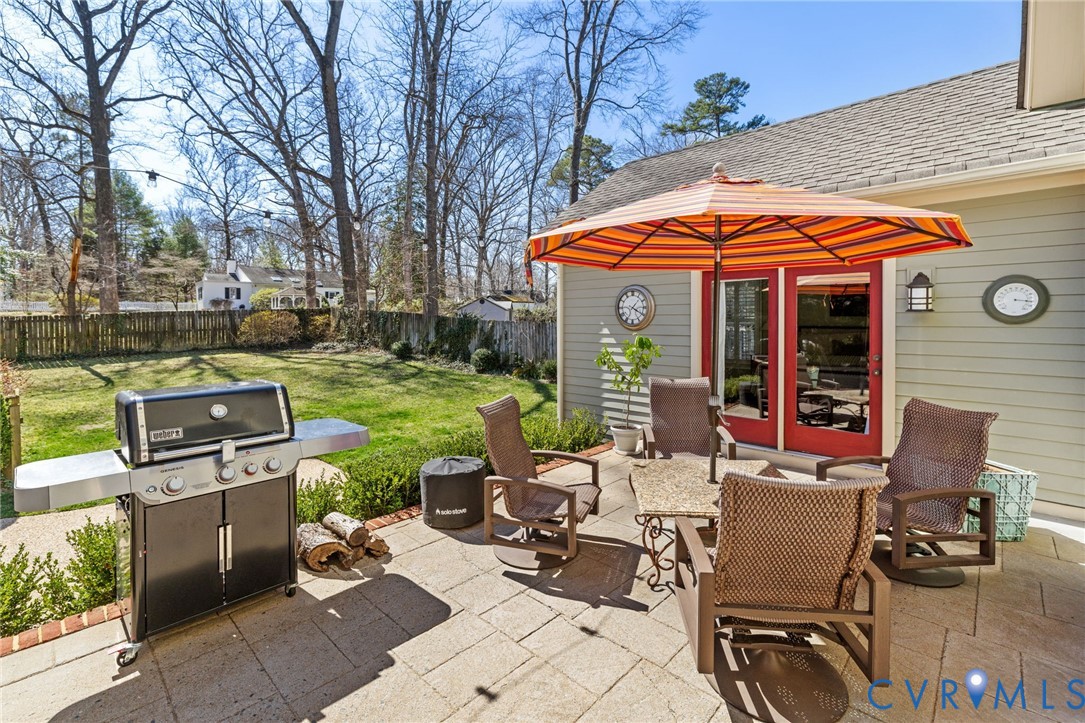 8947 Cherokee Road Richmond, VA 23235 - Photo 39 of 45 a view of a patio with table and chairs and potted plants