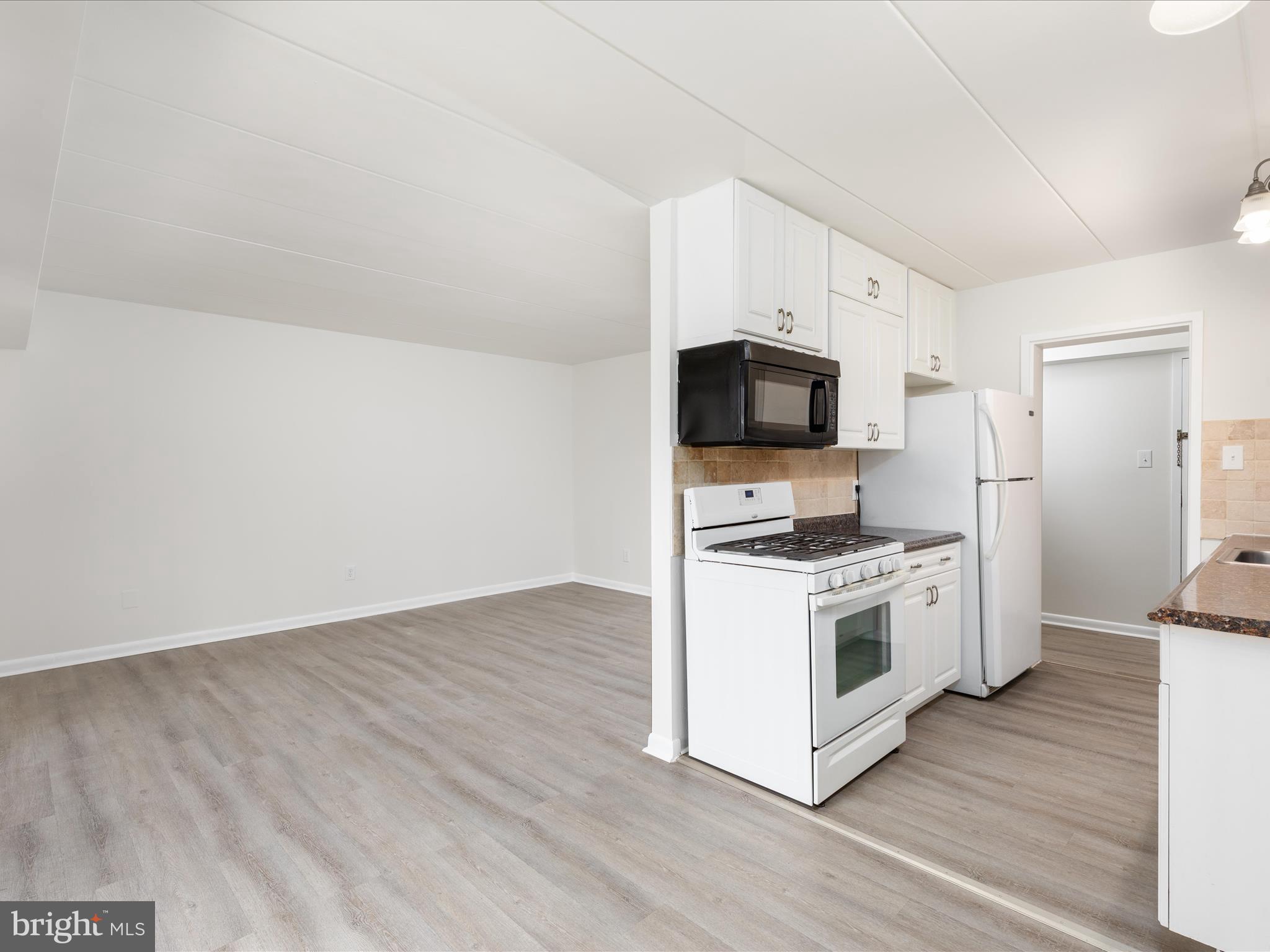 2321 Freetown Court, Unit 2B Reston, VA 20191 - Photo 5 of 25 2E6A7474 copy_2321 Freetown Ct _2B - Lisa Bradford
