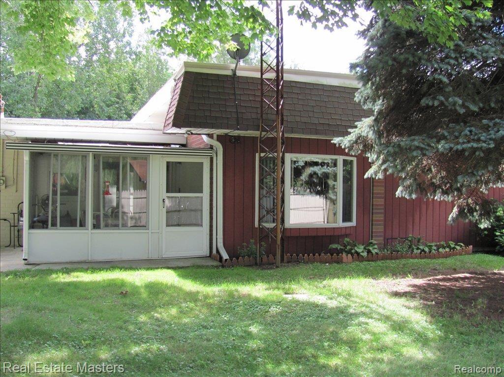 2146 Michigan Road Port Huron, MI 48060 - Photo 3 of 14 ENCLOSED PATIO